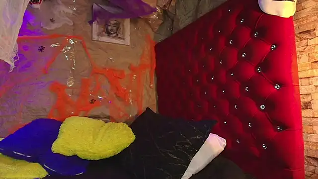 Victoria Thompson1 online show from 11.05.25