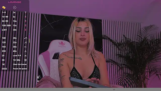 Snapshot of daisyblushh chatting on 12.20.25 daisyblushh online show from 12.20.25