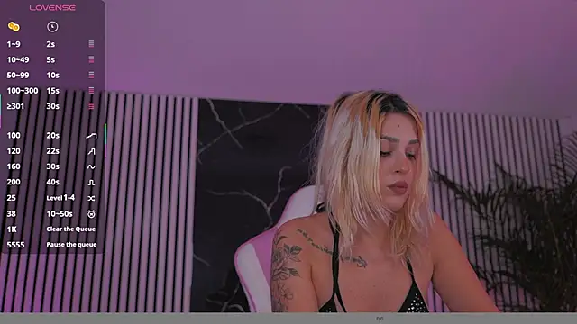 Snapshot of daisyblushh chatting on 12.21.25 daisyblushh online show from 12.21.25