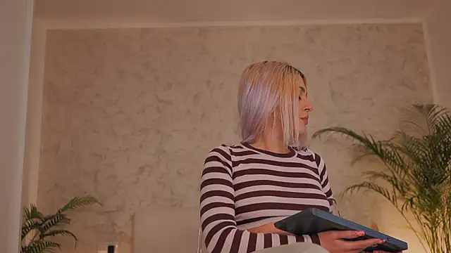 Snapshot of daisyblushh chatting on 02.25.26 daisyblushh online show from 02.25.26