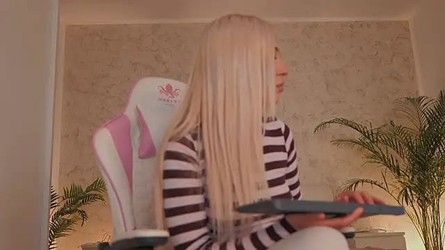 Snapshot of daisyblushh chatting on 03.10.26 daisyblushh online show from 03.10.26