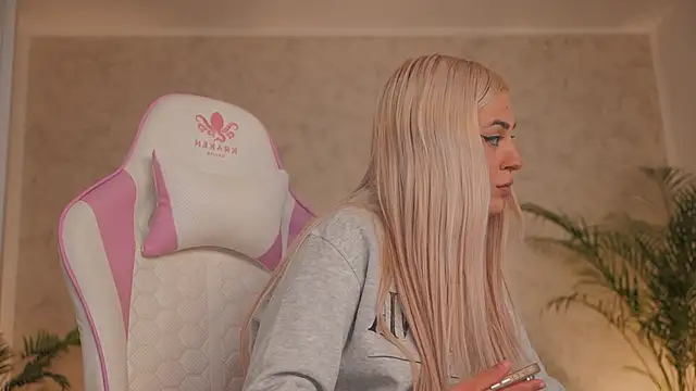 Snapshot of daisyblushh chatting on 03.12.26 daisyblushh online show from 03.12.26