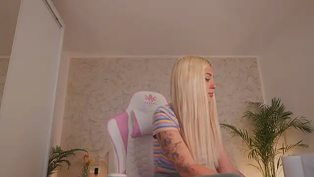 Snapshot of daisyblushh chatting on 04.09.26 daisyblushh online show from 04.09.26