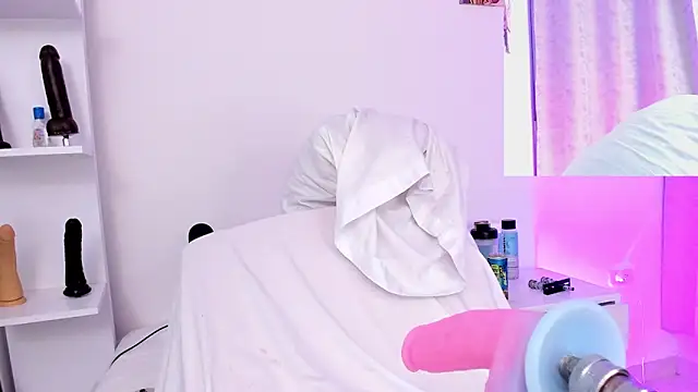 Snapshot of arynaughty20 chatting on 09.28.25 arynaughty20 online show from 09.28.25