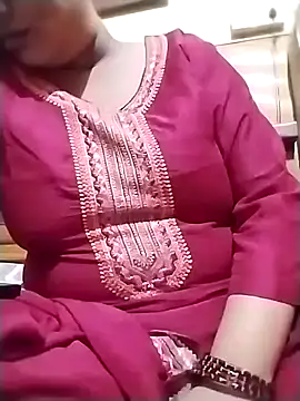 Snapshot of Cute_Amiya chatting on 11.04.25 Cute Amiya online show from 11.04.25