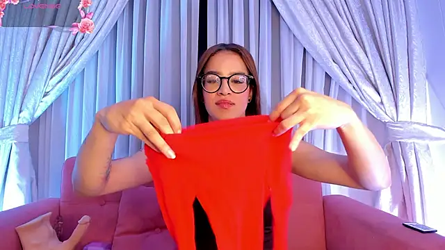 Snapshot of ZoeWestt chatting on 12.16.25 ZoeWestt online show from 12.16.25