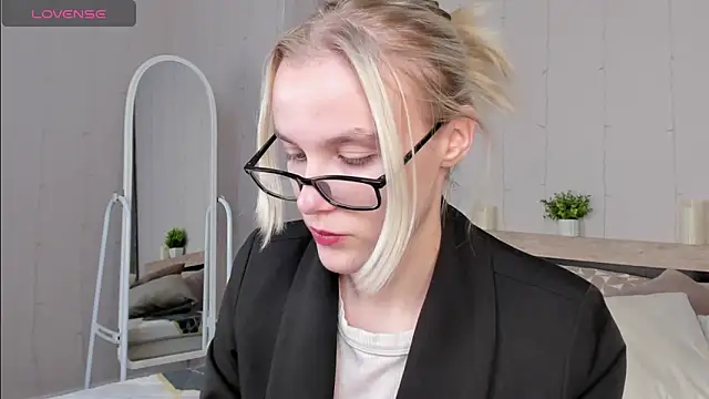 Carolin Miller online show from 09.23.25