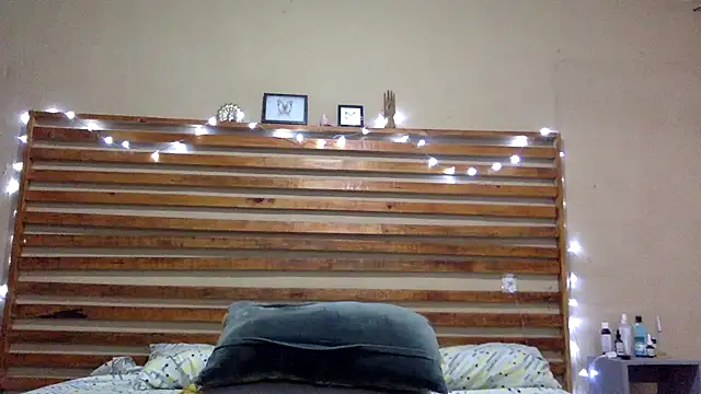 Snapshot of NaughtyInGlasses chatting on 12.14.25 NaughtyInGlasses online show from 12.14.25