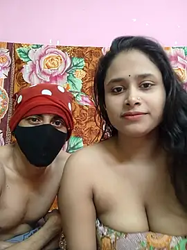 Snapshot of Seducing_couple chatting on 10.21.25 Seducing couple online show from 10.21.25