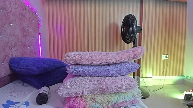 Snapshot of violet_taylor_ chatting on 09.29.25 violet taylor online show from 09.29.25