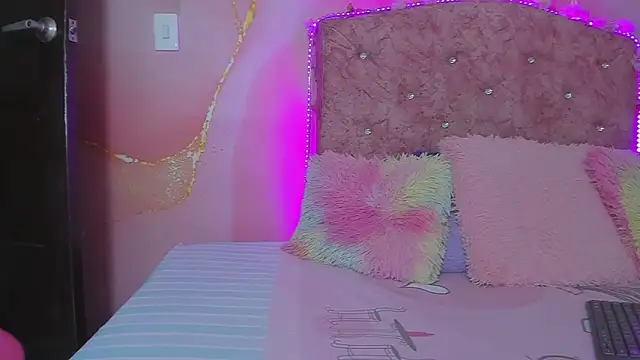 Snapshot of violet_taylor_ chatting on 10.04.25 violet taylor online show from 10.04.25