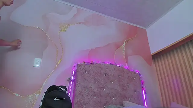 Snapshot of violet_taylor_ chatting on 12.17.25 violet taylor online show from 12.17.25