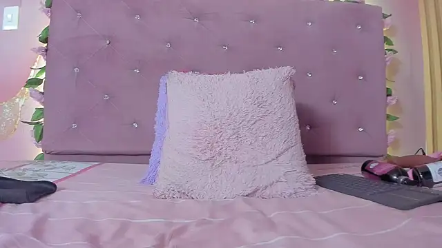 Snapshot of violet_taylor_ chatting on 07.15.26 violet taylor online show from 07.15.26