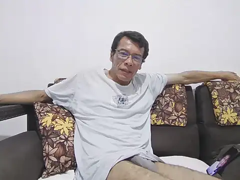 Snapshot of skinnylatino51 chatting on 10.23.25 skinnylatino51 online show from 10.23.25