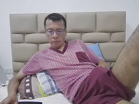 Snapshot of skinnylatino51 chatting on 11.01.25 skinnylatino51 online show from 11.01.25