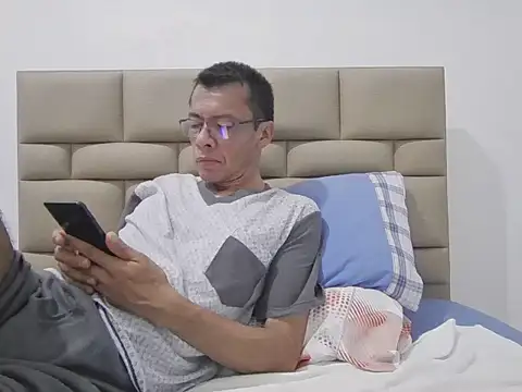 Snapshot of skinnylatino51 chatting on 11.06.25 skinnylatino51 online show from 11.06.25