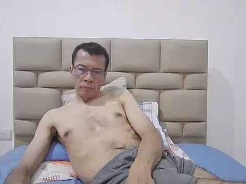 Snapshot of skinnylatino51 chatting on 11.12.25 skinnylatino51 online show from 11.12.25