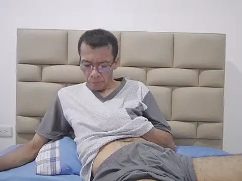 Snapshot of skinnylatino51 chatting on 11.12.25 skinnylatino51 online show from 11.12.25