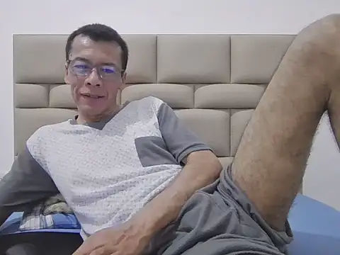 Snapshot of skinnylatino51 chatting on 11.15.25 skinnylatino51 online show from 11.15.25