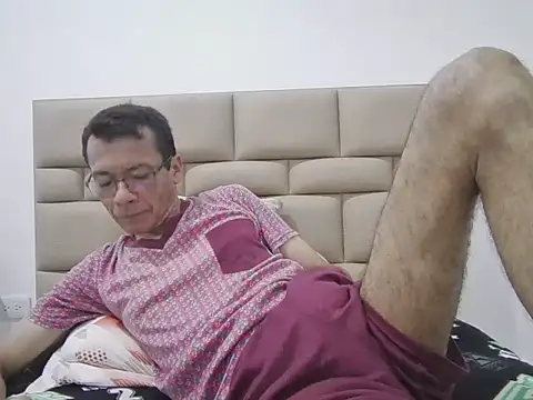 Snapshot of skinnylatino51 chatting on 11.23.25 skinnylatino51 online show from 11.23.25