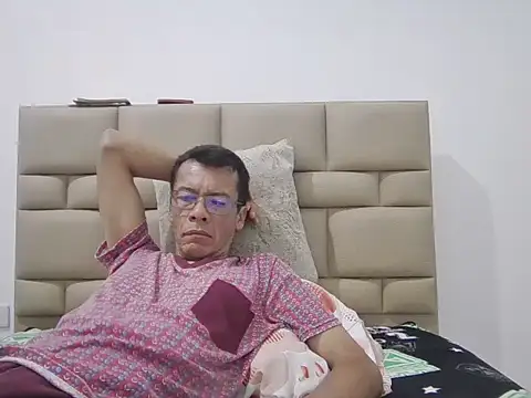 Snapshot of skinnylatino51 chatting on 11.28.25 skinnylatino51 online show from 11.28.25