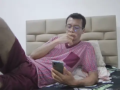 Snapshot of skinnylatino51 chatting on 12.03.25 skinnylatino51 online show from 12.03.25