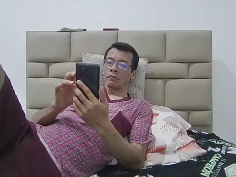 Snapshot of skinnylatino51 chatting on 12.14.25 skinnylatino51 online show from 12.14.25