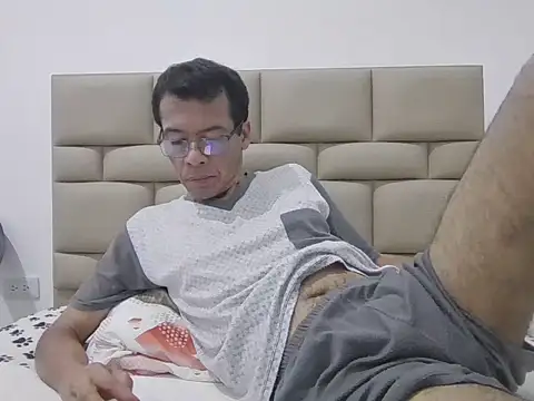 skinnylatino51 online show from 02.18.26