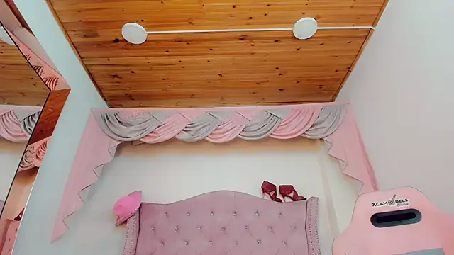 Snapshot of _Abby_white_ chatting on 12.13.25 Abby white online show from 12.13.25