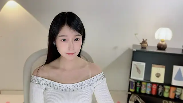 Snapshot of Onechestnut chatting on 12.17.25 Onechestnut online show from 12.17.25