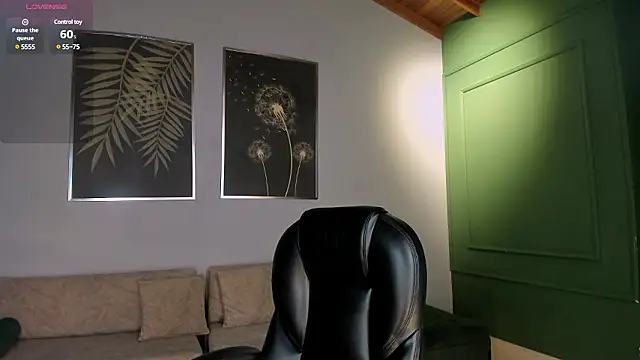 Snapshot of MeganScott chatting on 12.05.24 MeganScott online show from 12.05.24