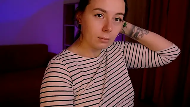 Snapshot of Di_na_Bell chatting on 10.22.25 Di na Bell online show from 10.22.25