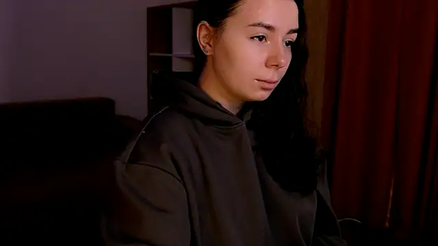 Snapshot of Di_na_Bell chatting on 11.12.25 Di na Bell online show from 11.12.25