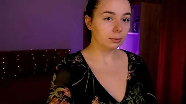 Snapshot of Di_na_Bell chatting on 12.15.25 Di na Bell online show from 12.15.25