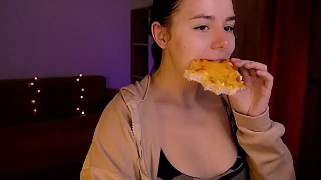 Snapshot of Di_na_Bell chatting on 12.17.25 Di na Bell online show from 12.17.25