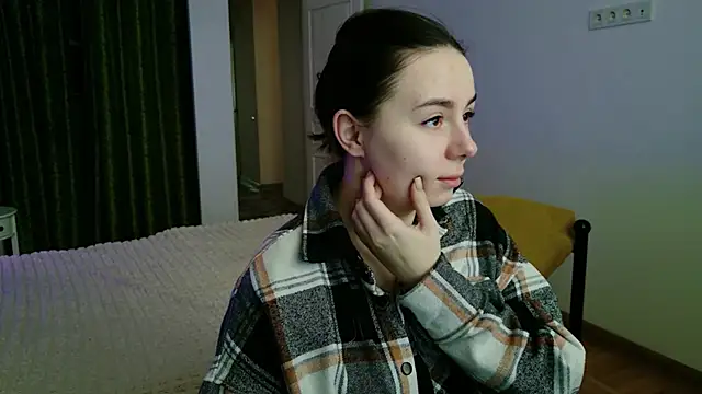 Snapshot of Di_na_Bell chatting on 12.22.25 Di na Bell online show from 12.22.25