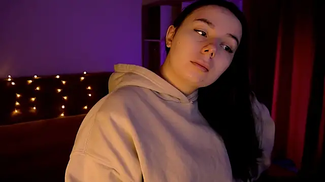 Snapshot of Di_na_Bell chatting on 12.23.25 Di na Bell online show from 12.23.25