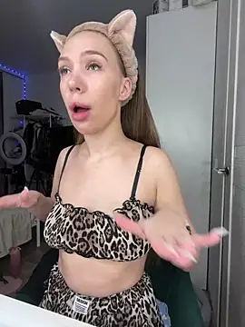 Snapshot of AlysonHuxley_ chatting on 02.04.26 AlysonHuxley online show from 02.04.26