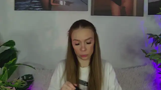 Snapshot of AlysonHuxley_ chatting on 04.06.26 AlysonHuxley online show from 04.06.26