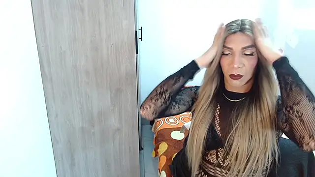 Snapshot of couple_vzl chatting on 10.11.25 couple vzl online show from 10.11.25