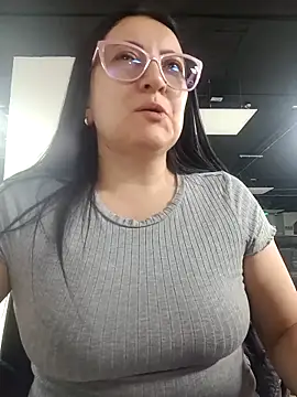Snapshot of Romina693 chatting on 09.29.25 Romina693 online show from 09.29.25