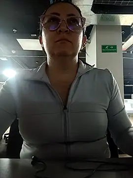 Snapshot of Romina693 chatting on 10.04.25 Romina693 online show from 10.04.25