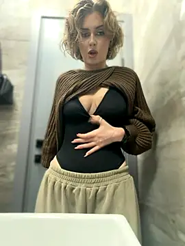 Snapshot of KellyKeler chatting on 11.18.25 KellyKeler online show from 11.18.25