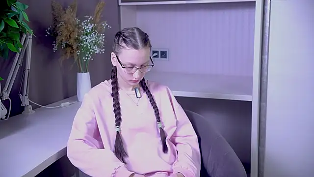 Snapshot of AnnisGelI chatting on 11.29.25 AnnisGelI online show from 11.29.25