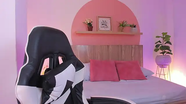 Snapshot of kitty_sweeety_ chatting on 09.18.25 kitty sweeety online show from 09.18.25