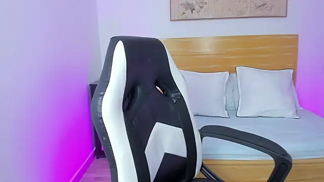 Snapshot of kitty_sweeety_ chatting on 10.28.25 kitty sweeety online show from 10.28.25