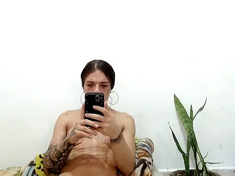 Snapshot of saara_johnson496 chatting on 10.22.25 saara johnson496 online show from 10.22.25