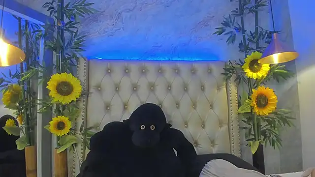 Snapshot of LittleeJaz chatting on 10.27.25 LittleeJaz online show from 10.27.25