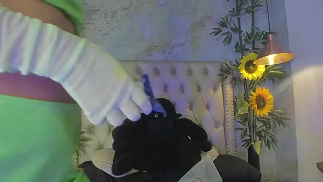 Snapshot of LittleeJaz chatting on 11.01.25 LittleeJaz online show from 11.01.25