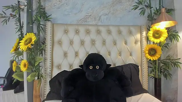 Snapshot of LittleeJaz chatting on 11.30.25 LittleeJaz online show from 11.30.25